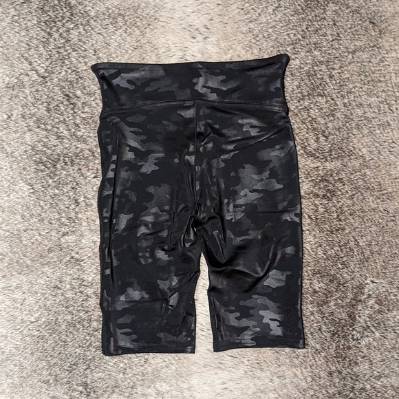 SPANX Faux Leather Bike Shorts Camo Women's XS - Picture 5 of 9